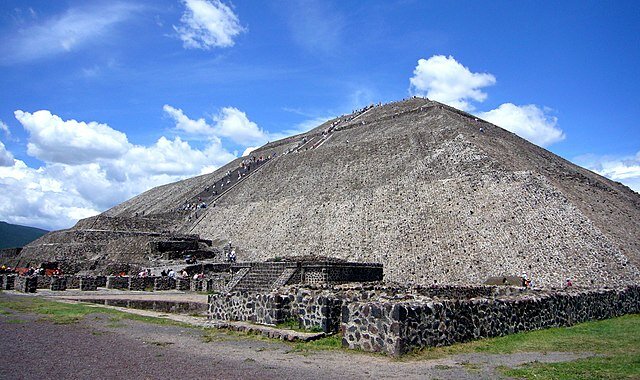 Pirámide del Sol, Teotihuacán, México. Photo by Wikipedia user Gorgo.